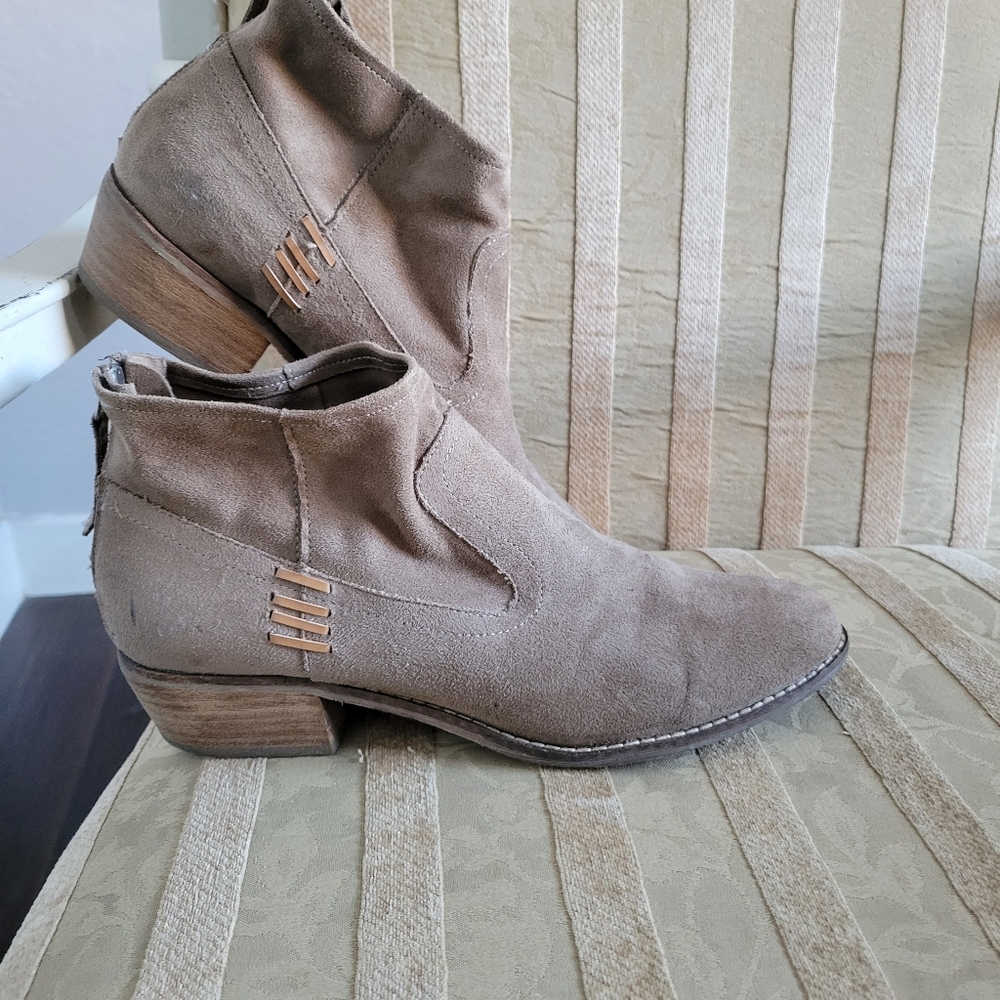 Dolce Vita DV8 Faux Suede Taupe Ankle Bootie size 10